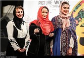اهدای تندیس بهترین بازیگر زن کمدی شانزدهمین جشن حافظ به نسرین نصرتی بازیگر سریال پایتخت 4 توسط الیکا عبدالرزاقی و مرجانه گلچین