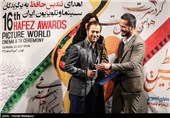 اهدای تندیس بهترین بازیگر مرد کمدی شانزدهمین جشن حافظ به احمد مهرانفر بازیگر سریال پایتخت 4 توسط میلاد کی‌مرام