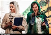 اهدای تندیس بهترین بازیگر زن سینمایی شانزدهمین جشن حافظ به مهتاب کرامتی بازیگر فیلم عصر یخبندان و پریناز ایزدیار بازیگر فیلم ابد و یک روز