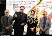 اهدای تندیس بهترین سریال شانزدهمین جشن حافظ به سیدمحمد امامی تهیه‌کننده سریال شهرزاد توسط عبدالله اسکندری و بهنوش طباطبایی