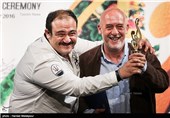 اهدای تندیس بهترین موسیقی فیلم شانزدهمین جشن حافظ به کریستف رضاعی آهنگساز فیلم (در دنیای تو ساعت چند است؟) توسط مهران غفوریان