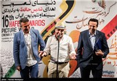 اهدای جایزه ویژه هیئت داوران شانزدهمین جشن حافظ به سامان مقدم تهیه‌کننده و کارگردان فیلم نهنگ عنبر توسط رضا عطاران و دانیال حکیمی