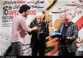 اهدای تندیس بهترین فیلمنامه شانزدهمین جشن حافظ به سعید روستایی کارگردان فیلم ابد و یک روز توسط یدالله صمدی و سیروس الوند