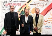 اهدای تندیس بهترین بازیگر مرد درام شانزدهمین جشن حافظ به علی نصیریان بازیگر سریال شهرزاد توسط ایرج راد و داریوش ارجمند