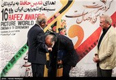 بوسه داریوش ارجمند بر دستان علی نصیریان