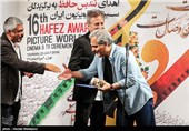 اهدای تندیس بهترین چهره تلویزیونی شانزدهمین جشن حافظ به مهران مدیری کارگردان برنامه دورهمی توسط سروش صحت و جمشید گرگین