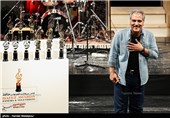 اهدای تندیس بهترین چهره تلویزیونی شانزدهمین جشن حافظ به مهران مدیری کارگردان برنامه دورهمی