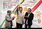 اهدای تندیس بهترین فیلم مستند شانزدهمین جشن حافظ به لقمان خالدی کارگردان فیلم فصل هرس توسط بهروز افخمی و فریدون جیرانی