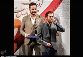اهدای تندیس بهترین بازیگر مرد کمدی شانزدهمین جشن حافظ به احمد مهرانفر بازیگر سریال پایتخت 4 توسط میلاد کی‌مرام