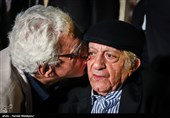 بوسه کیومرث پوراحمد بر صورت عزت‌الله انتظامی در جشن روز ملی سینما