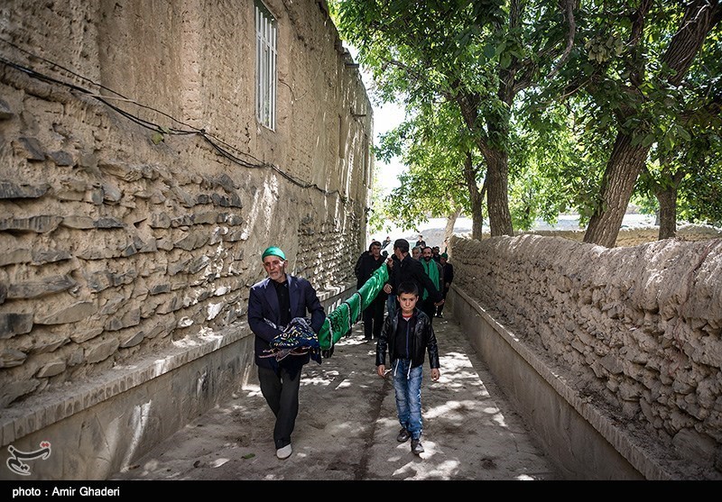 علم گردانی در روستای هزاوه اراک
