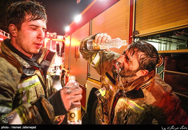 اطفاء آتش در سه منزل مسکونی رشت با مصدومیت یک آتش‌نشان به پایان رسید