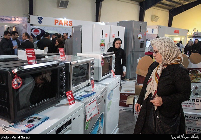 اگر رقابت خوب است چرا وزارت صنعت خودروسازان را درگیر رقابت با خارجی‌ها نمی‌کند؟