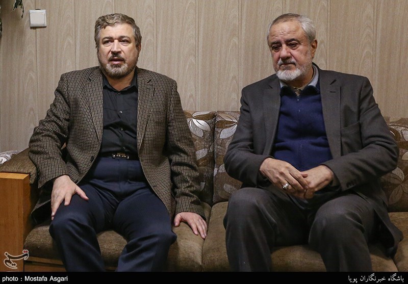 سمت چپ : فرزند مرحوم آیت الله موسوی اردبیلی در بیمارستان لاله تهران