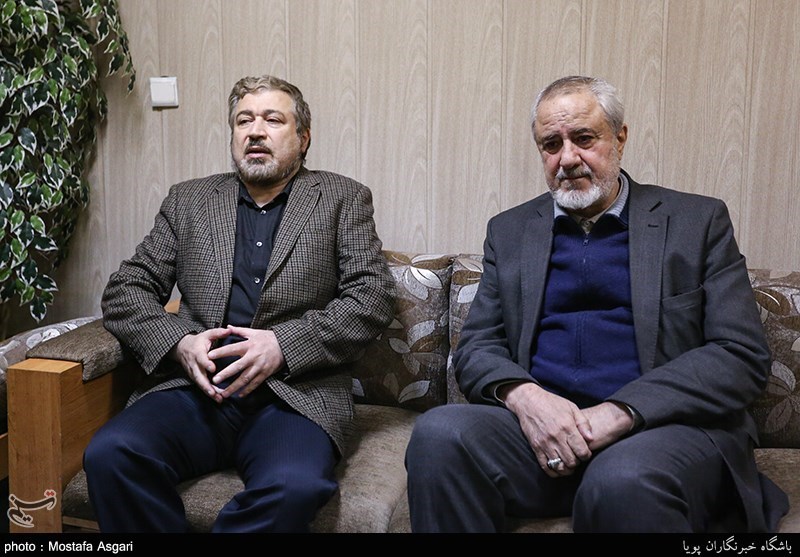 سمت چپ : فرزند مرحوم آیت الله موسوی اردبیلی در بیمارستان لاله تهران