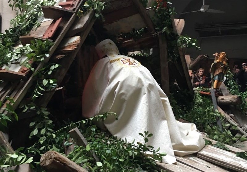 المسيحيون في حلب يقيمون صلاة السلام فوق الدمار الذي خلفه الإرهاب في كنيستهم +صور