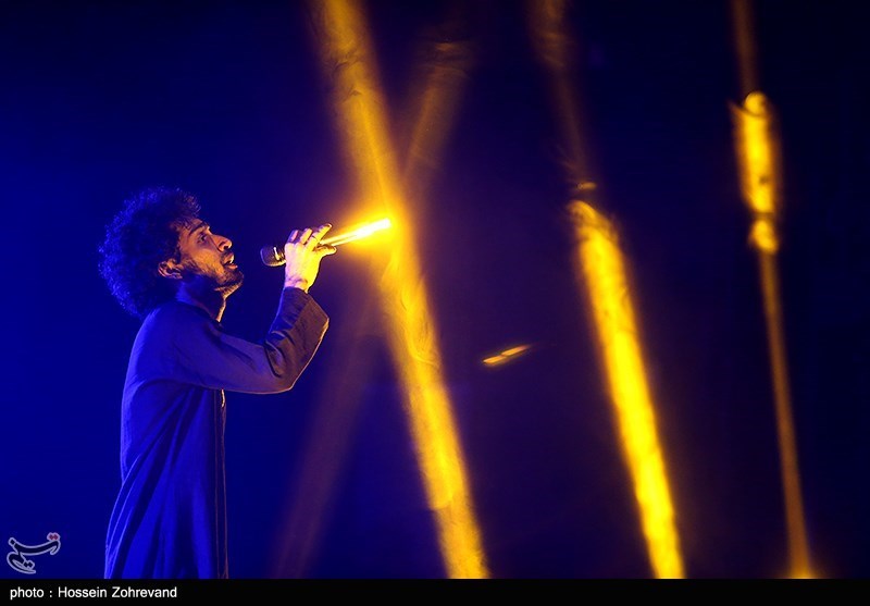 اجرای گروه موسیقی داماهی در برج آزادی