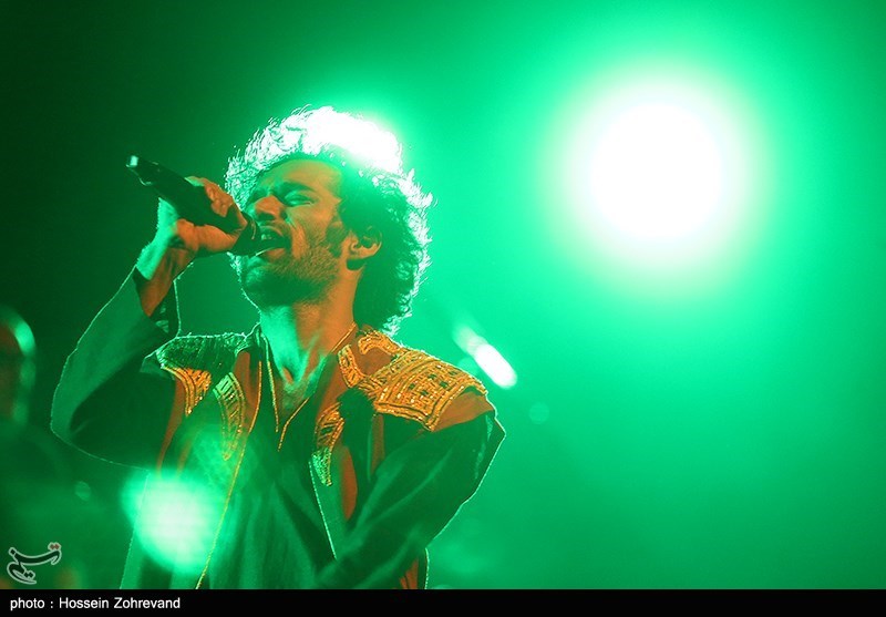 اجرای گروه موسیقی داماهی در برج آزادی