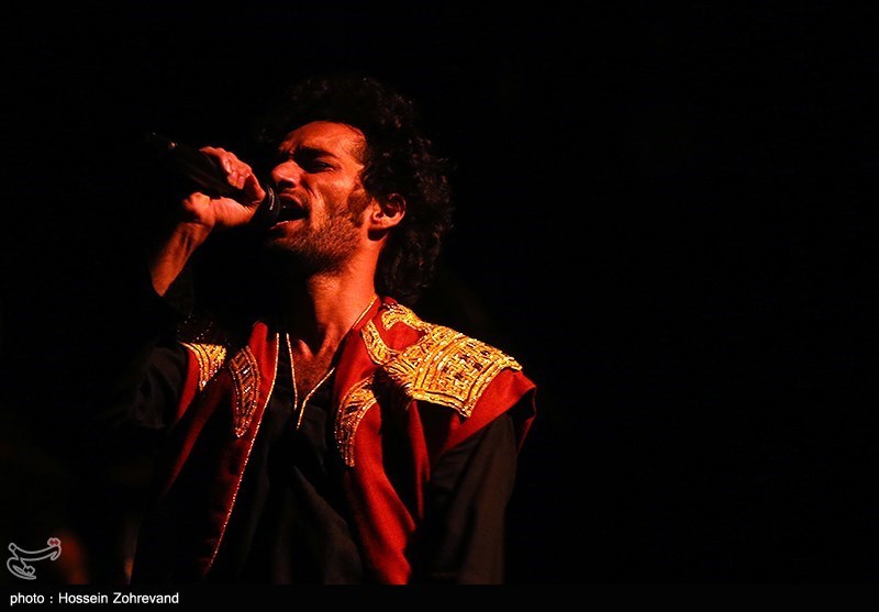 اجرای گروه موسیقی داماهی در برج آزادی