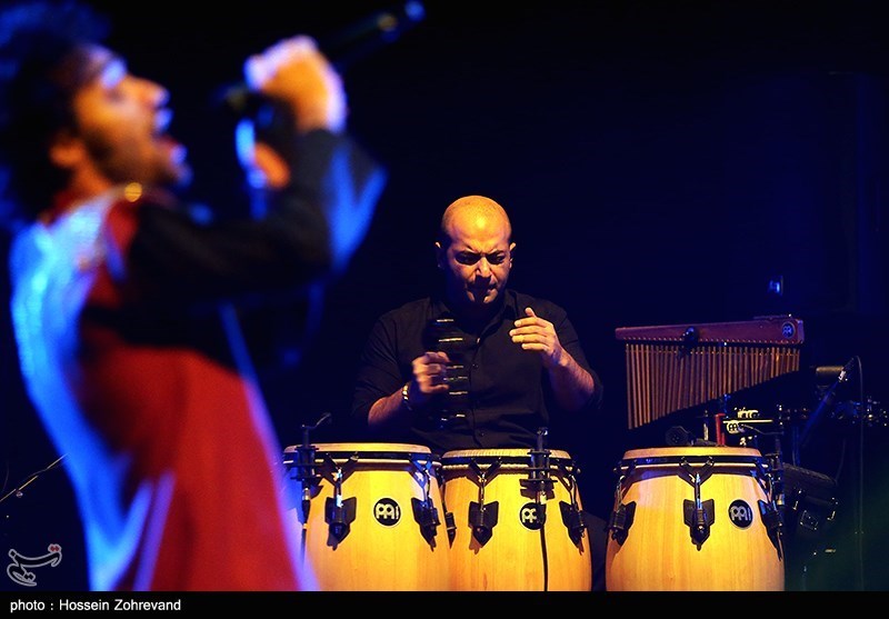 اجرای گروه موسیقی داماهی در برج آزادی