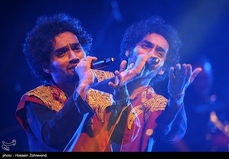 اجرای گروه موسیقی داماهی در برج آزادی