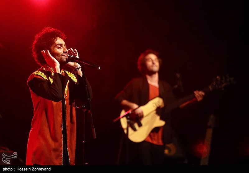 اجرای گروه موسیقی داماهی در برج آزادی