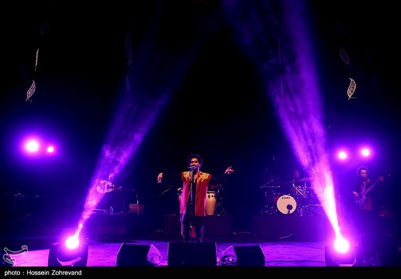 اجرای گروه موسیقی داماهی در برج آزادی