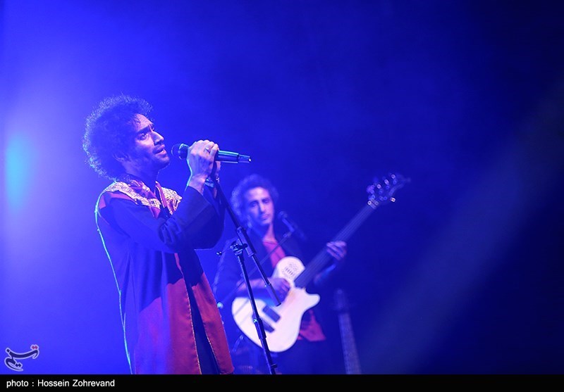 اجرای گروه موسیقی داماهی در برج آزادی