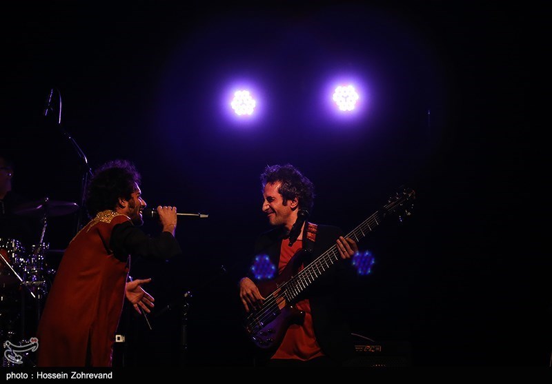 اجرای گروه موسیقی داماهی در برج آزادی