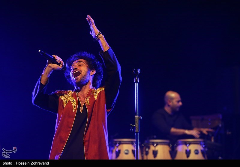 اجرای گروه موسیقی داماهی در برج آزادی