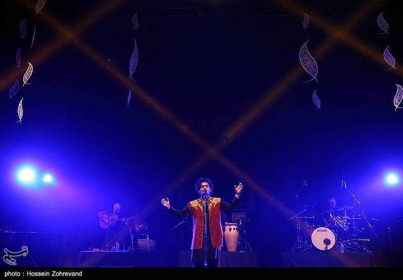 اجرای گروه موسیقی داماهی در برج آزادی