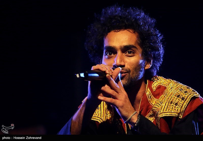 اجرای گروه موسیقی داماهی در برج آزادی