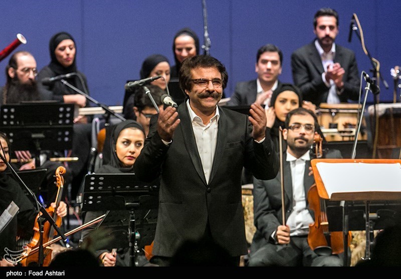 اجرای گروه موسیقی داماهی در برج آزادی