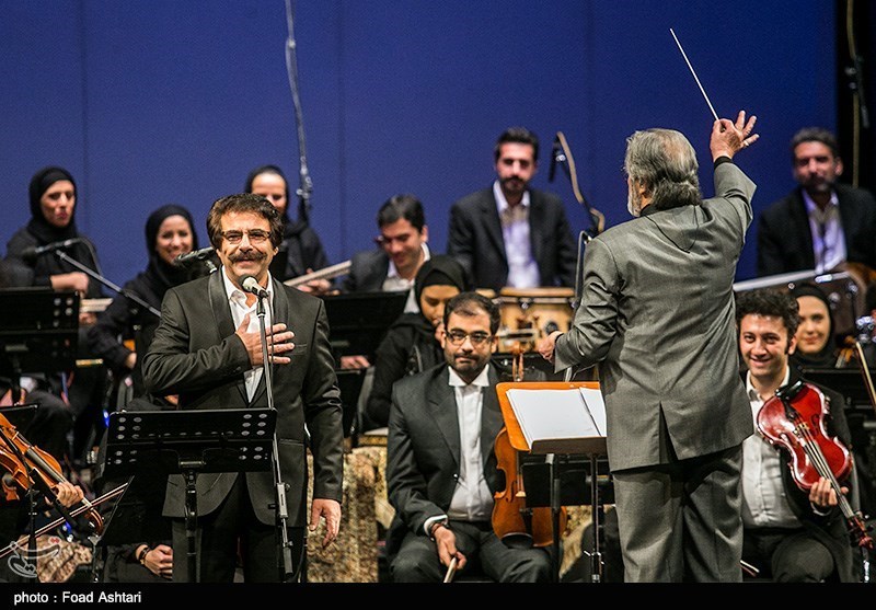 اجرای گروه موسیقی داماهی در برج آزادی