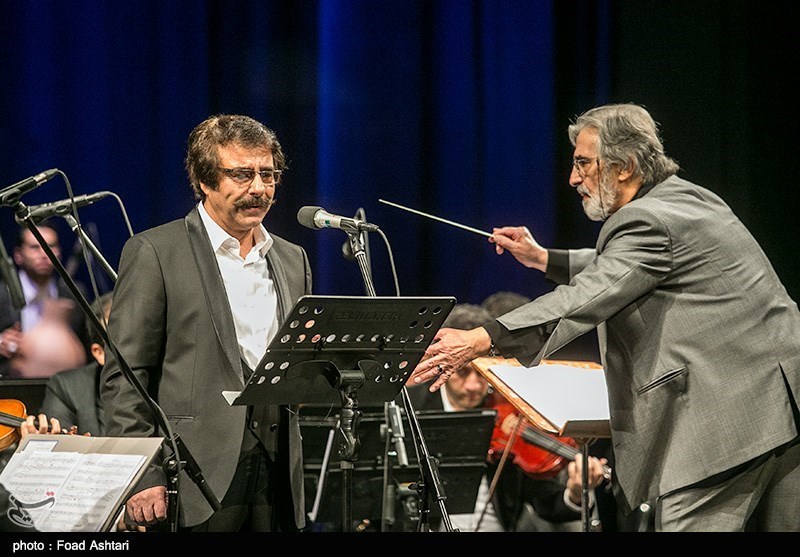 اجرای گروه موسیقی داماهی در برج آزادی