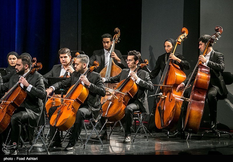 اجرای گروه موسیقی داماهی در برج آزادی