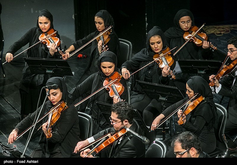 اجرای گروه موسیقی داماهی در برج آزادی