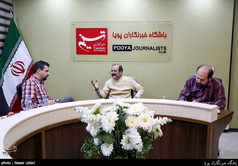 آرش شفاعی شاعر و منتقد،حمیدرضا شکارسری شاعر و مصطفی علیپور شاعر و منتقد در نشست نقدکتاب چه تنهاست ماه