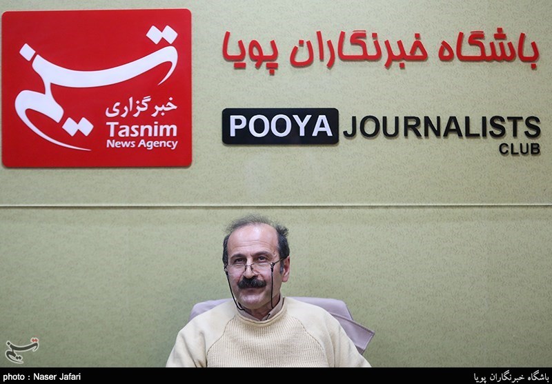 مصطفی علیپور شاعر و منتقد در  نشست نقدکتاب چه تنهاست ماه