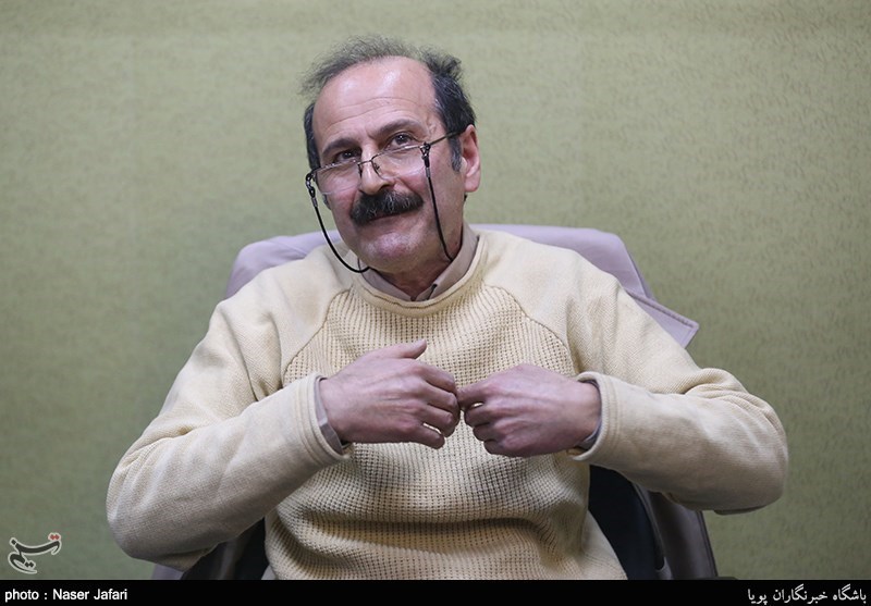 مصطفی علیپور شاعر و منتقد در  نشست نقدکتاب چه تنهاست ماه