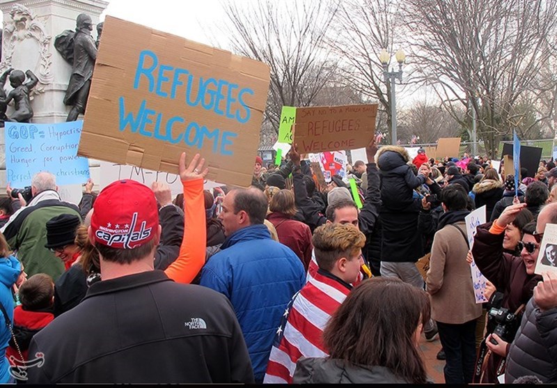 الامريكيون يتظاهرون احتجاجا على قرار ترامب العنصري + صور