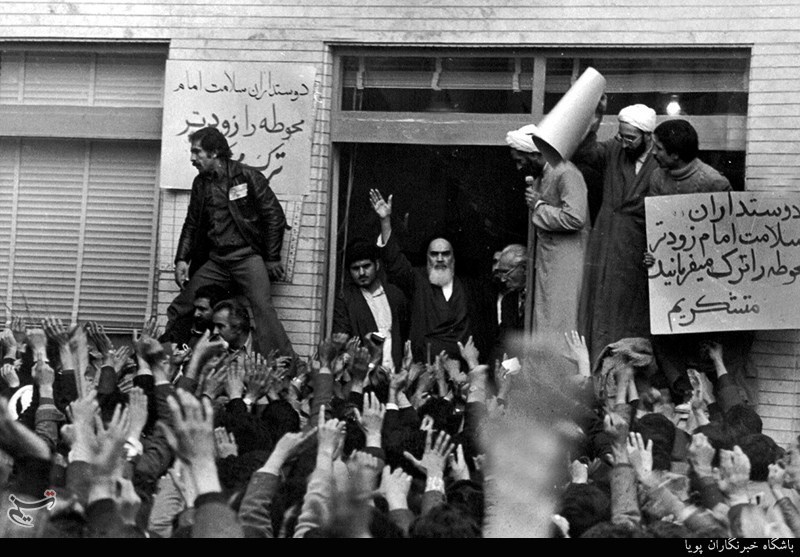 دیدار مردم با امام خمینی(ره) در مدرسه علوی