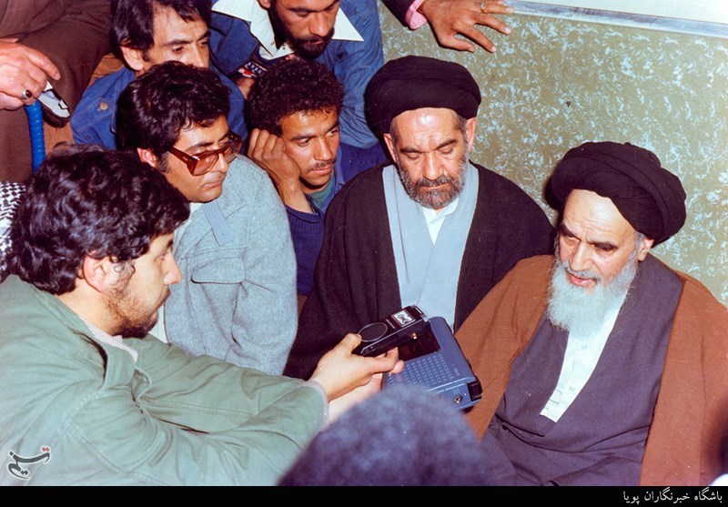 دیدار جمعی از مردم اصفهان باامام خمینی در مدرسه علوی