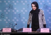 ورود سحر جعفری جوزانی نویسنده و بازیگر به محل نشست خبری فیلم پشت دیوار سکوت - سی و پنجمین جشنواره فیلم فجر
