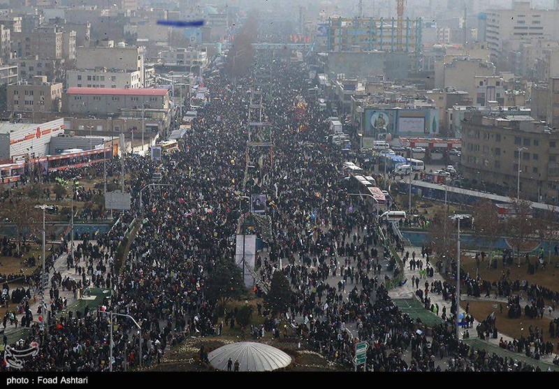 راهپیمایی 22 بهمن از فراز برج آزادی