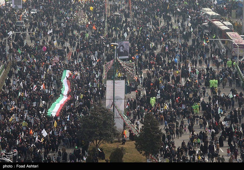 راهپیمایی 22 بهمن از فراز برج آزادی