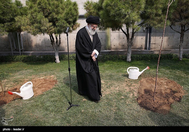 کاشت دو اصله نهال میوه توسط مقام معظم رهبری