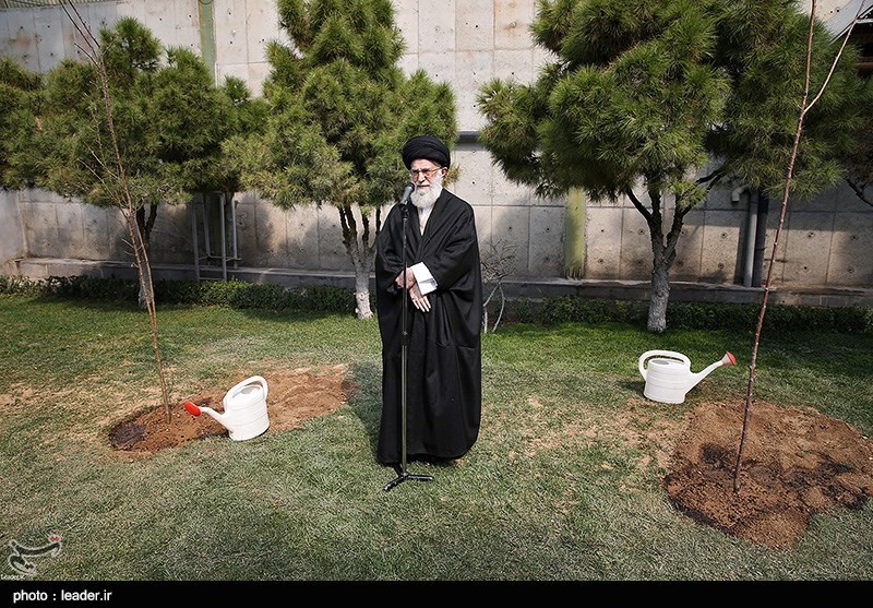 کاشت دو اصله نهال میوه توسط مقام معظم رهبری