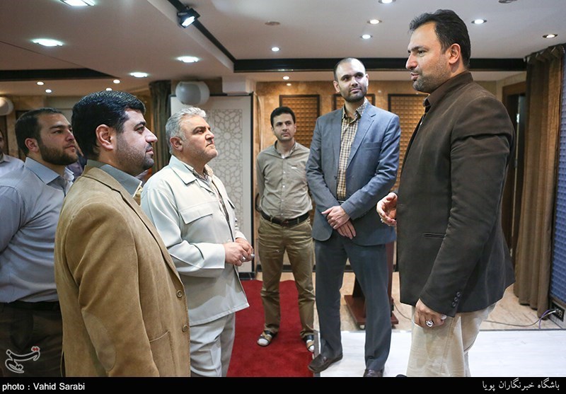 کرسی تلاوت تسنیم