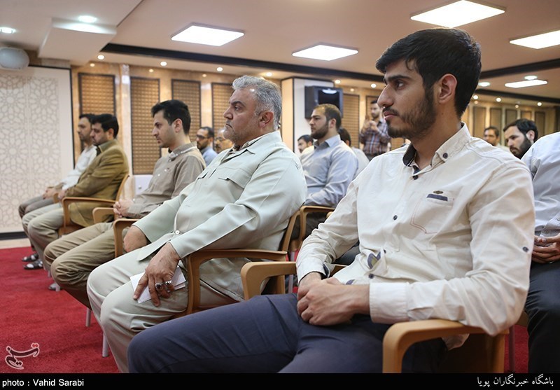 کرسی تلاوت تسنیم